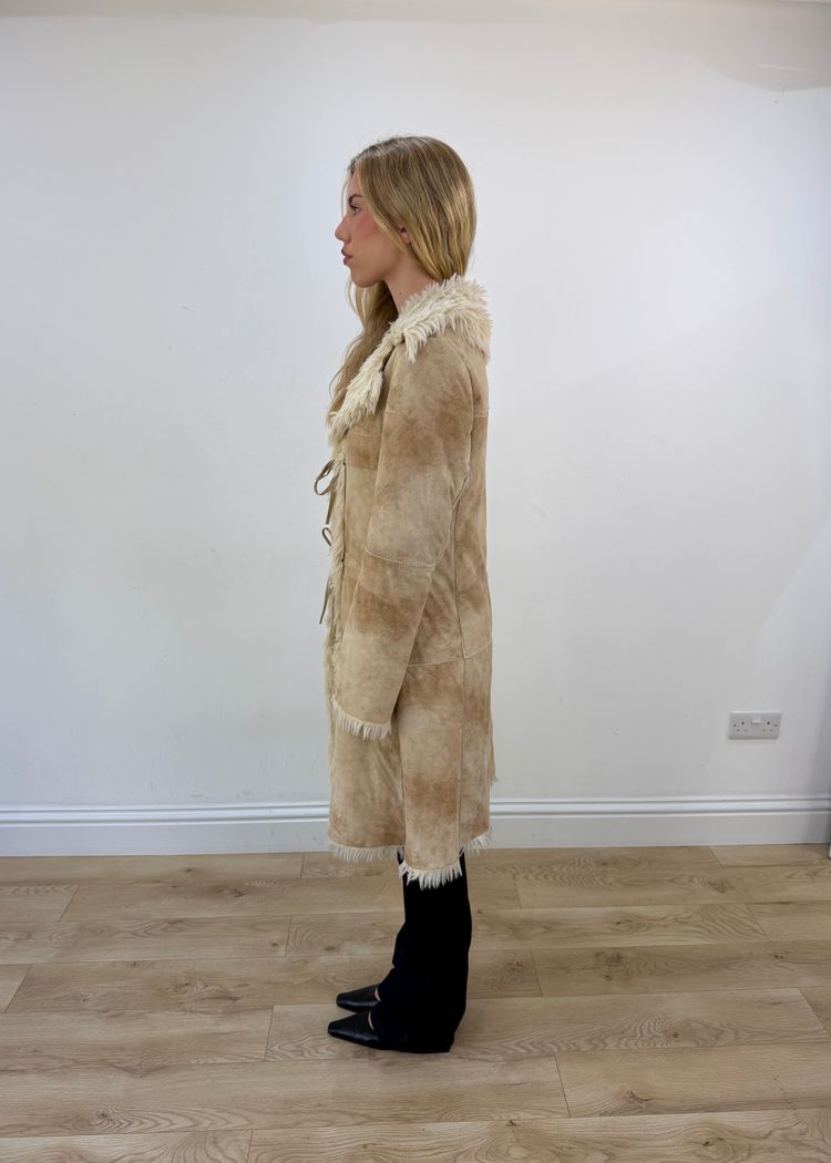 medium beige suede afghan coat with faux fur trim imagen 3