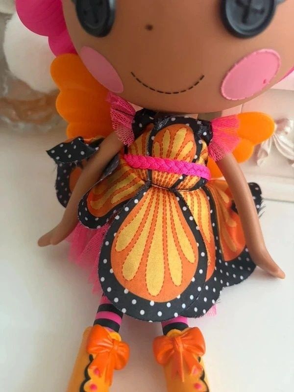 Button-Eyed Doll With Pink Hair And Butterfly Dress imagen 3