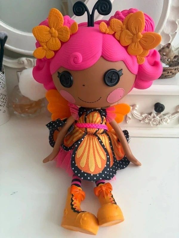 Button-Eyed Doll With Pink Hair And Butterfly Dress imagen 1