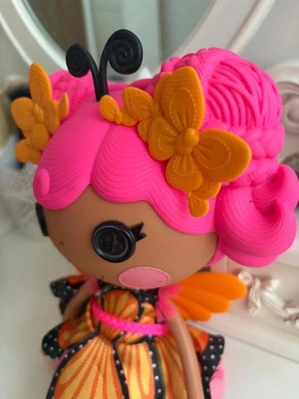 Button-Eyed Doll With Pink Hair And Butterfly Dress imagen 2