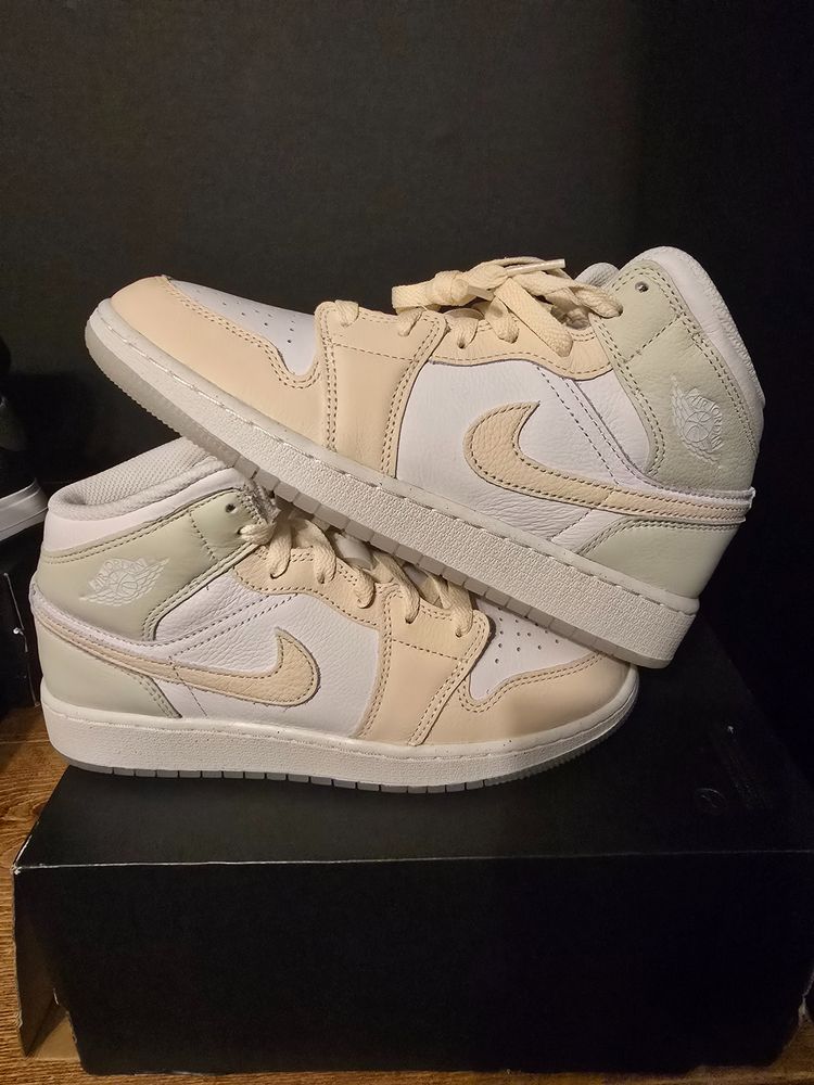 Nike Air Jordan 1 Mid Sneakers