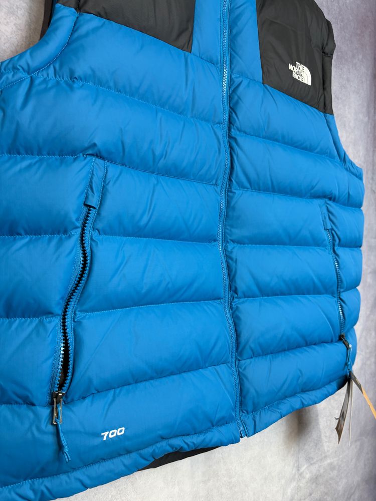 Immagine di The North Face blue and black puffer vest 2