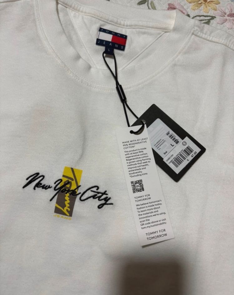 Immagine di Tommy Jeans White Graphic T-Shirt 2