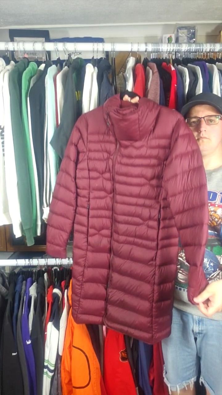Other 003 TNF burgundy long line ladies puffer M (logo peeling) imagen del producto