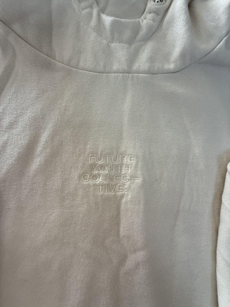 Cream Hoodie With Front Pocket And Hood 3
