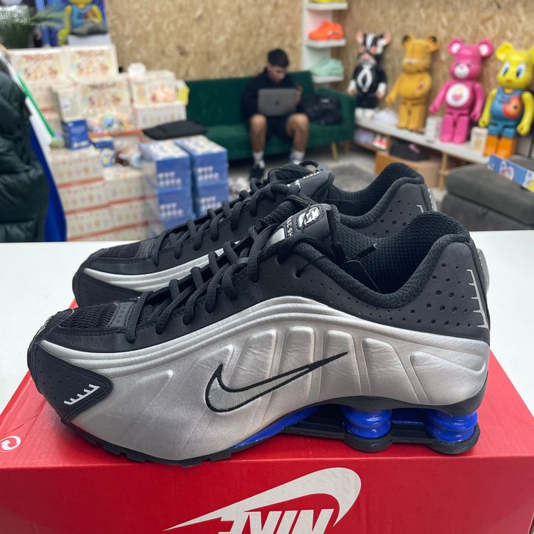 UK 4.5 NIKE SHOX R4 ‘Metallic Silver Blue’ 