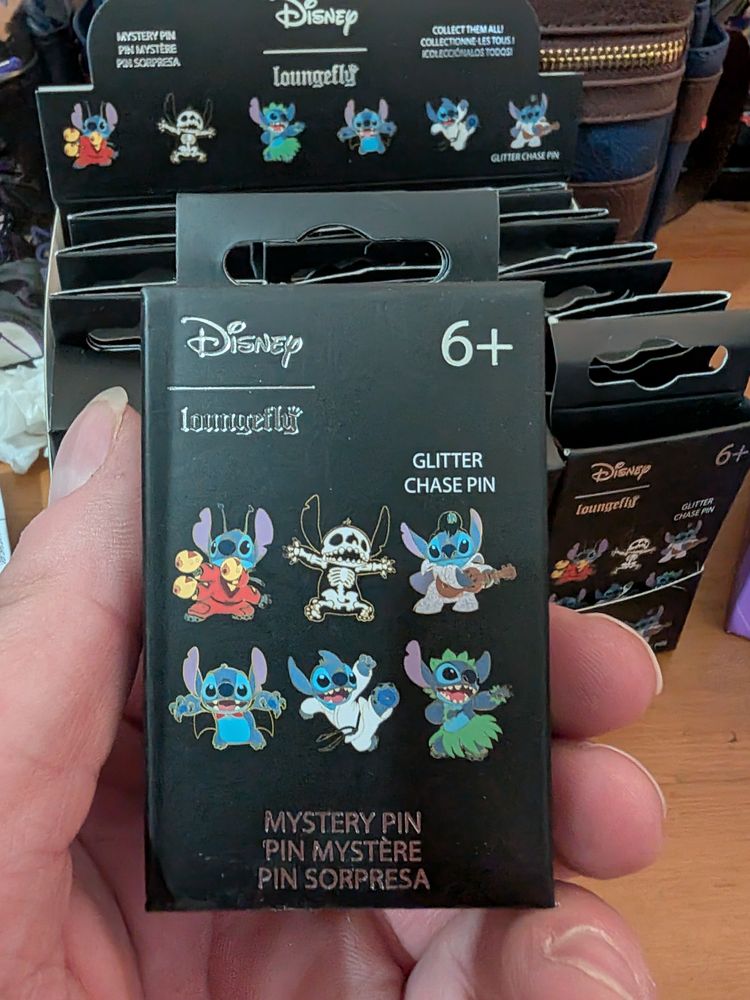 Disney Loungefly Glitter Chase Pin Set imagen 1