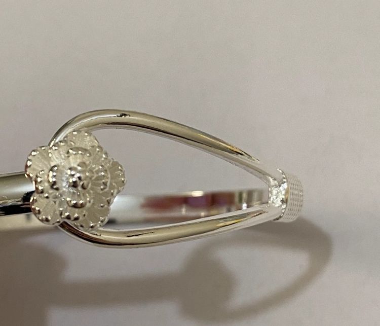 925 Silver Bangle Bracelet With Floral Detail imagen 2