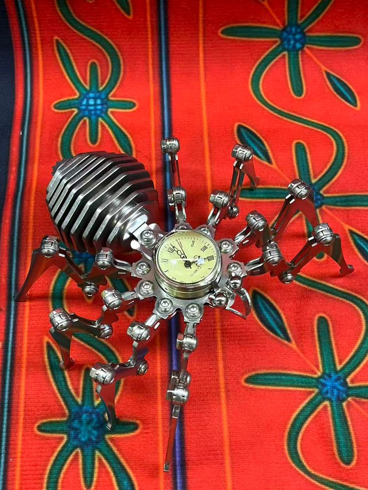 Immagine di Metal Spider-Shaped Clock 1