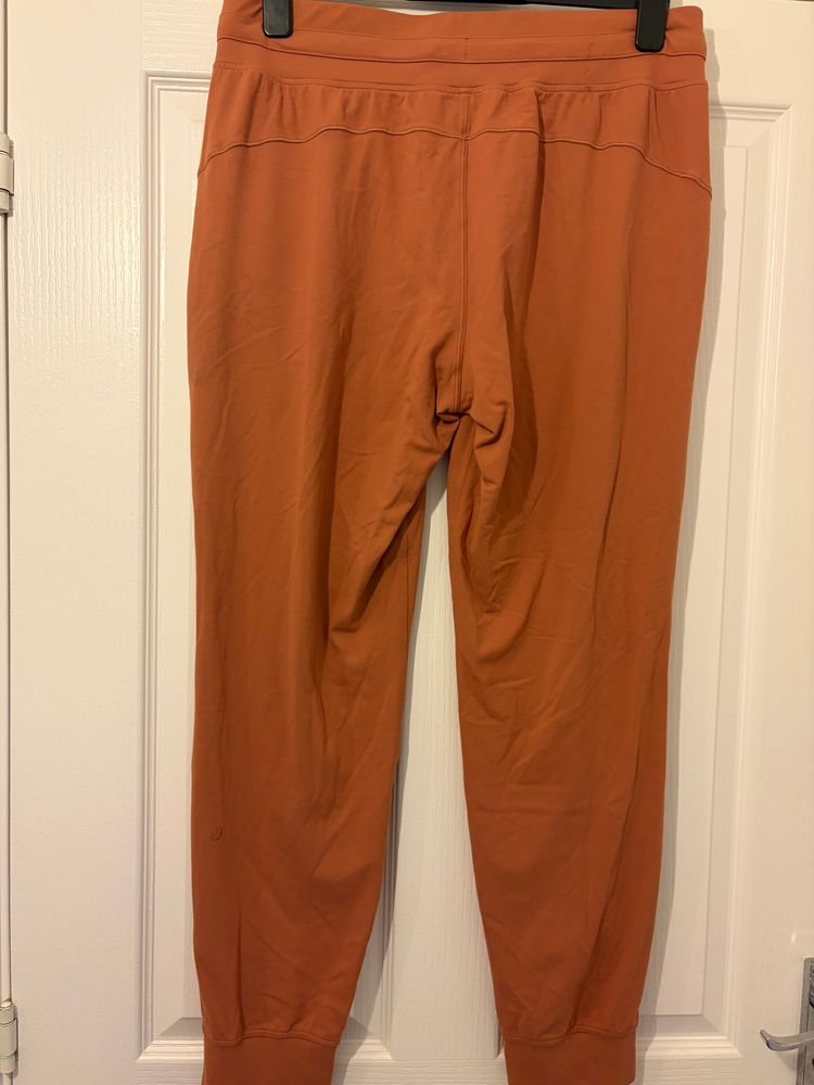 Immagine di Rust Orange Jogger leggings Lululemon UK 16 7
