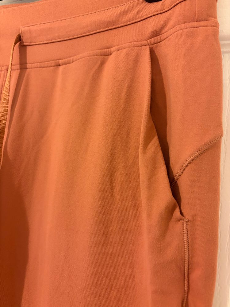Immagine di Rust Orange Jogger leggings Lululemon UK 16 4