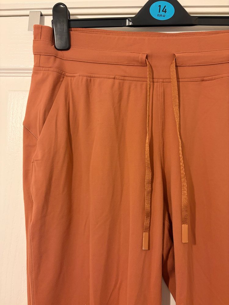 Immagine di Rust Orange Jogger leggings Lululemon UK 16 3