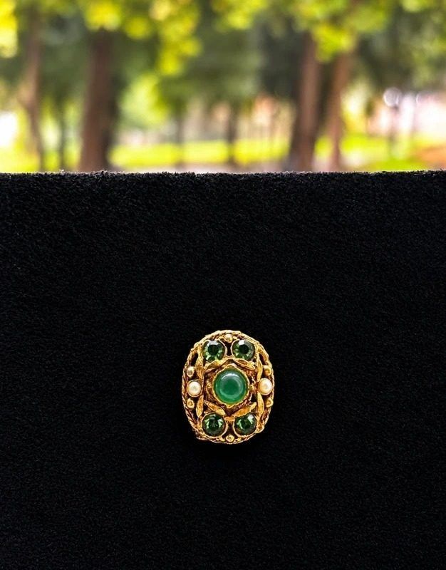 Gold-Tone Brooch With Green Stones And Pearls imagen 1