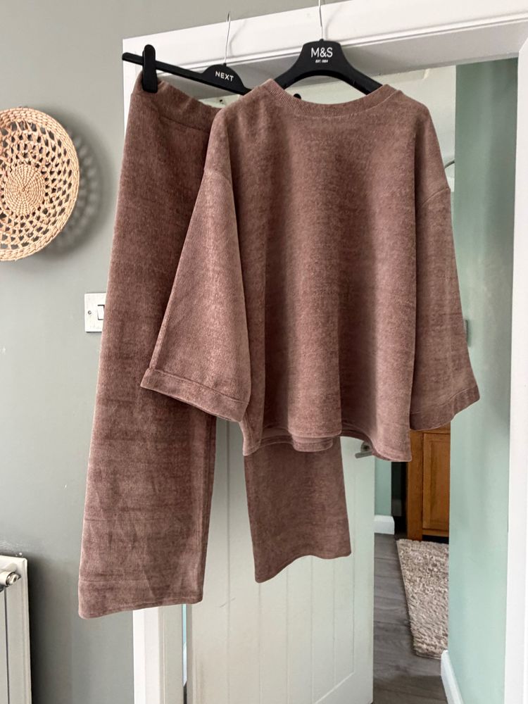 Brown Lounge Set With Top And Pants image 1