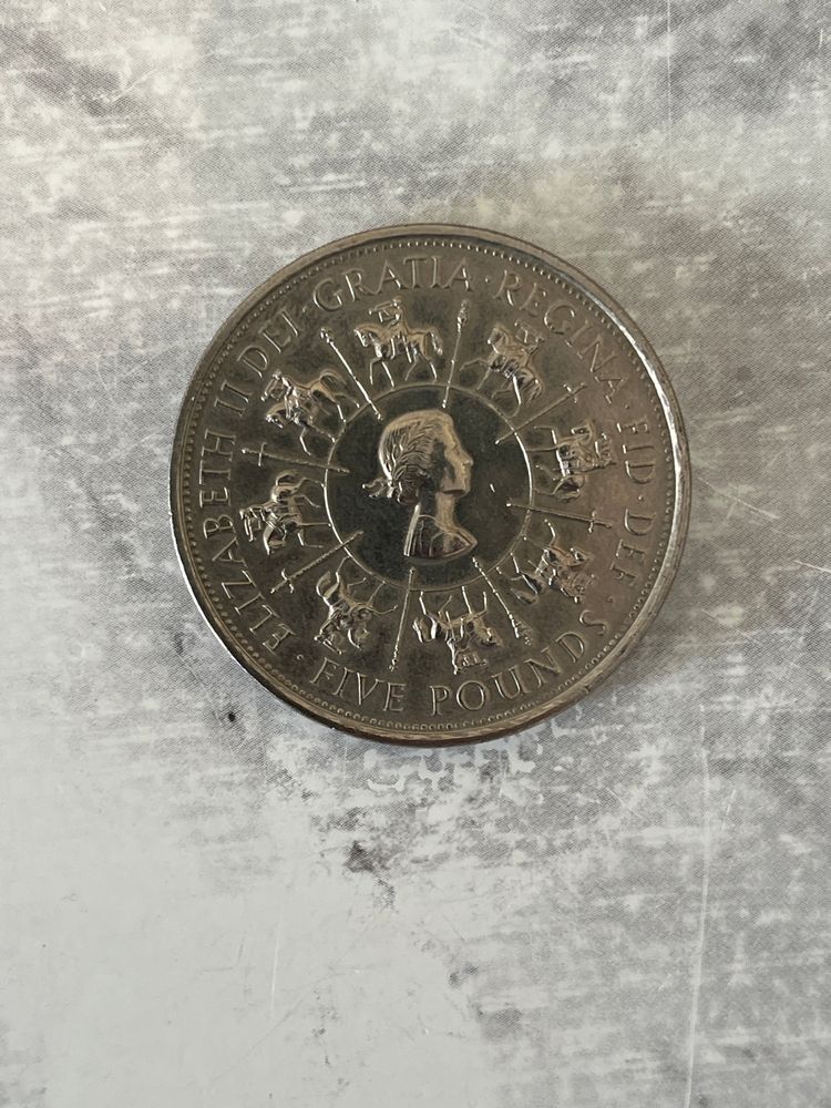 The coin presented is a British 5 pound coin from 1993, minted to commemorate the 40th anniversary of the coronation of Queen Elizabeth II.