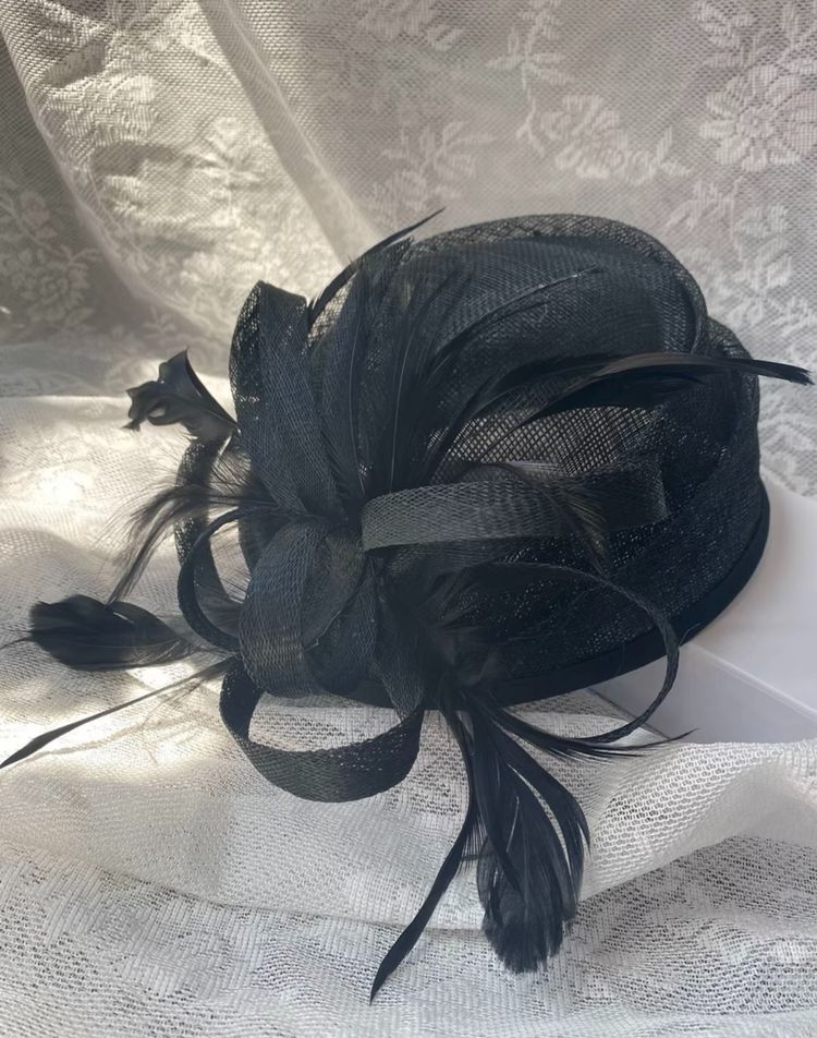 Black Feathered Fascinator Hat imagen 1