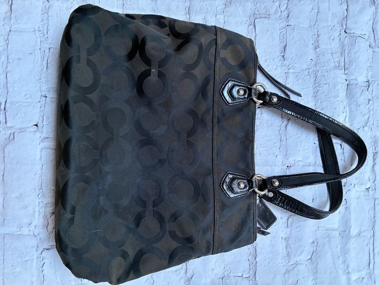 Immagine di Coach Black Tote Bag With Circular Pattern And Pink Interior 2