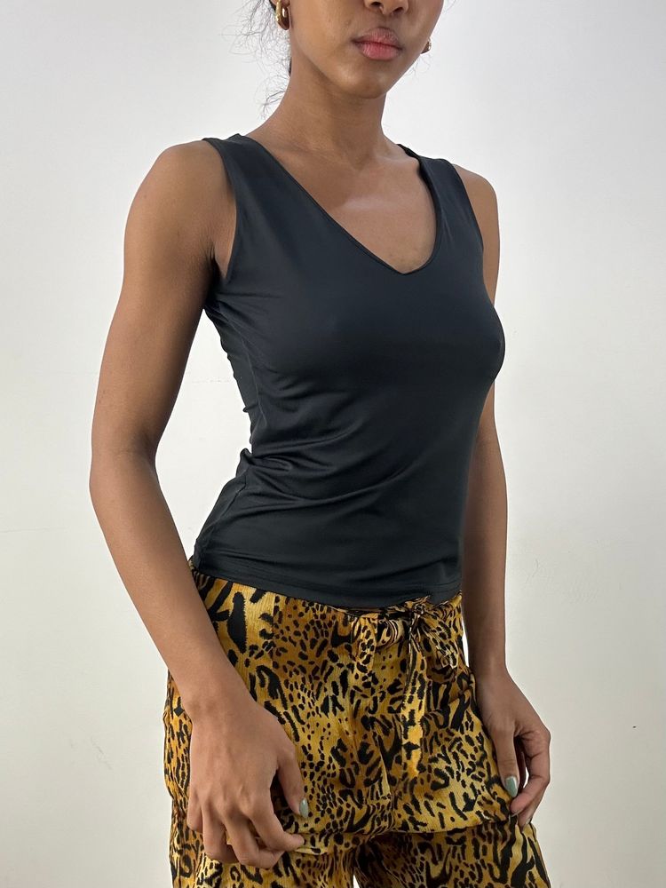 MOB WIFE DROP | small black v neck top image 4
