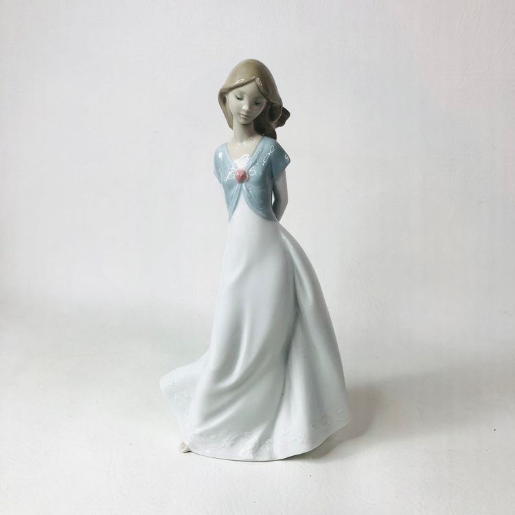 Nao by Lladro Porcelain Figurine 'Truly in Love' Lady Girl #1450 10 Ornament VGC Condition 2