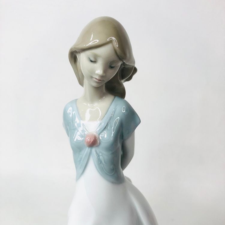 Nao by Lladro Porcelain Figurine 'Truly in Love' Lady Girl #1450 10 Ornament VGC Condition 10