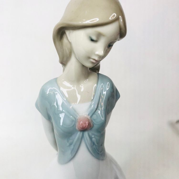 Nao by Lladro Porcelain Figurine 'Truly in Love' Lady Girl #1450 10 Ornament VGC Condition 4