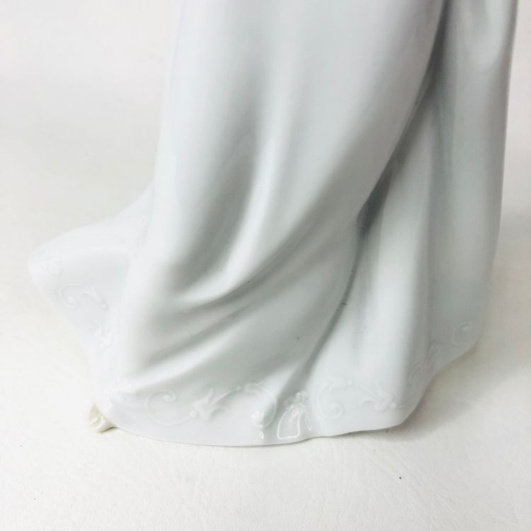 Nao by Lladro Porcelain Figurine 'Truly in Love' Lady Girl #1450 10 Ornament VGC Condition 7