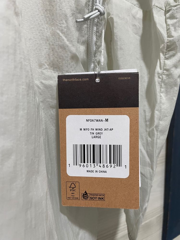 The North Face Men'S Lightweight Windbreaker Jacket 6