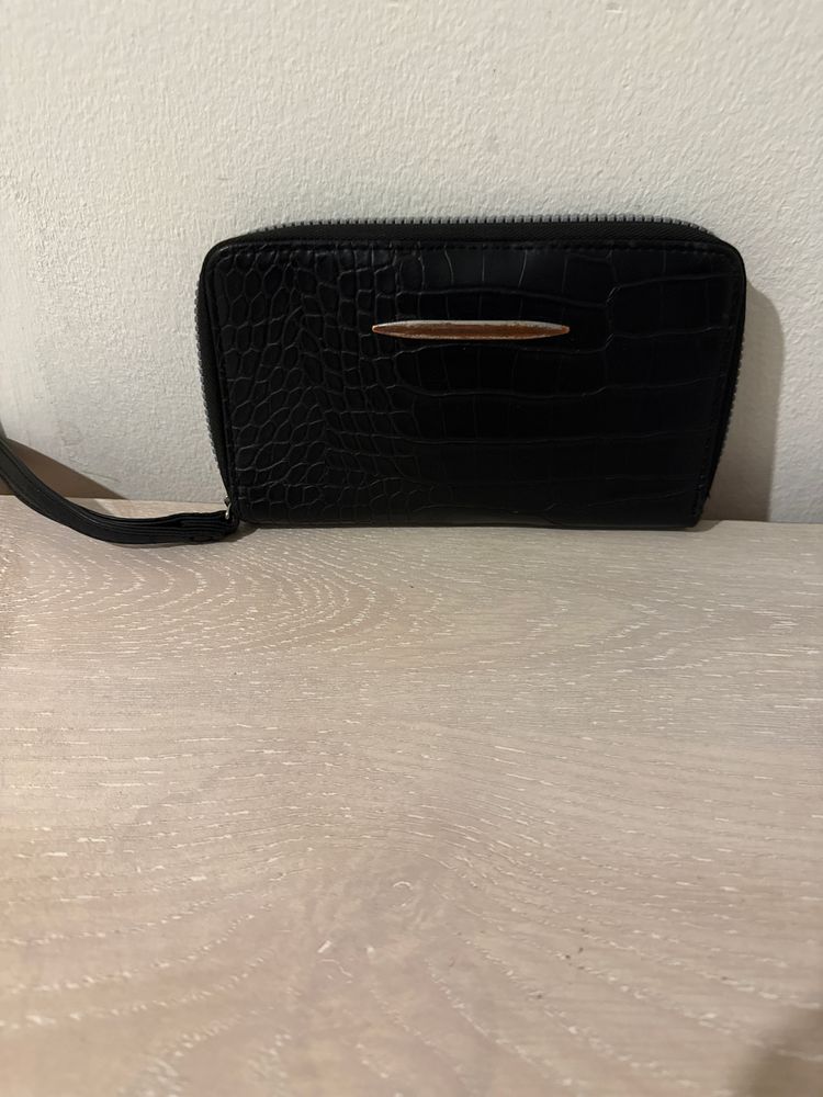 Black  Pre owned Crocodile Pattern Wallet With Wrist Strap