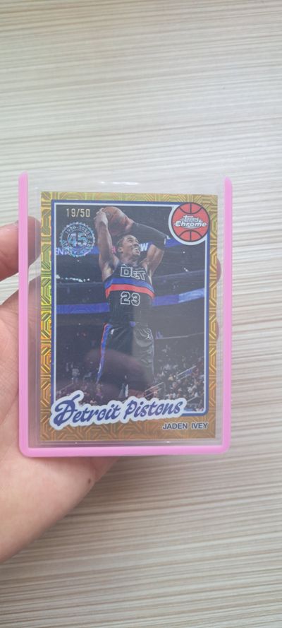 Jaden Ivey /50 Gold paralel Topps 45th aniversario