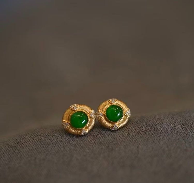 Immagine di Gold-Tone Earrings With Green Stones 1