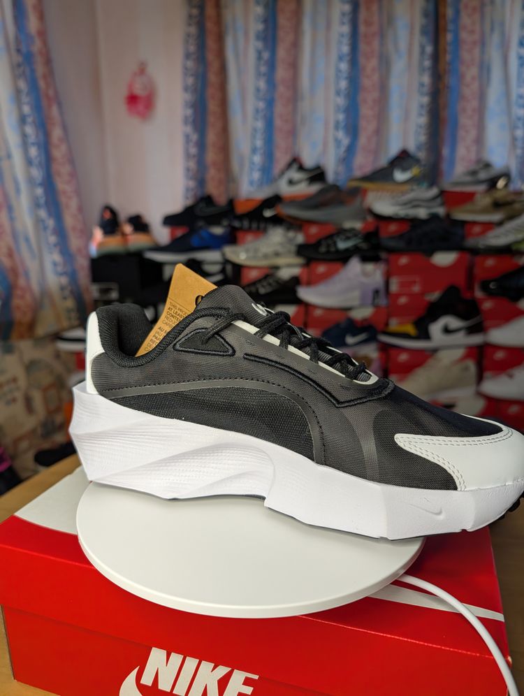 WMNS Nike Aura Edge - New half box image 3