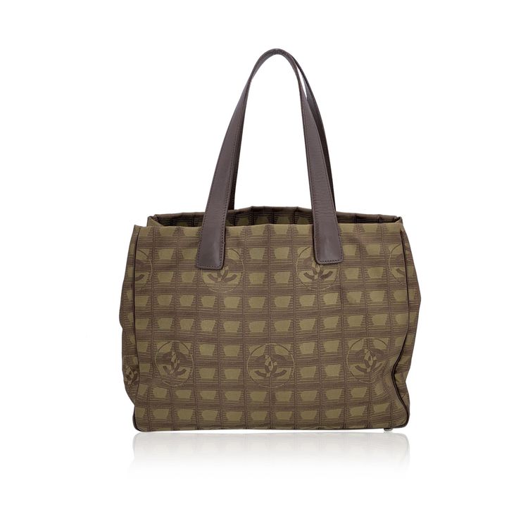 opavintage.com Borsa a tracolla Chanel New Travel Line in nylon verde militare anni 2000 product image