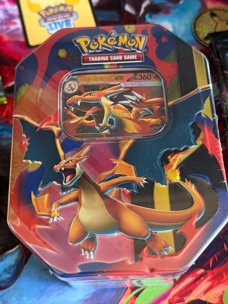 Immagine di Pokémon Trading Card Game Charizard Tin 1