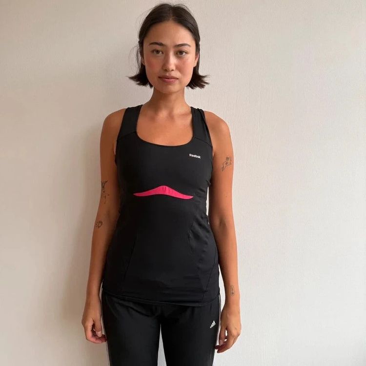 Black + pink sporty Reebok top - Size M imagen 1