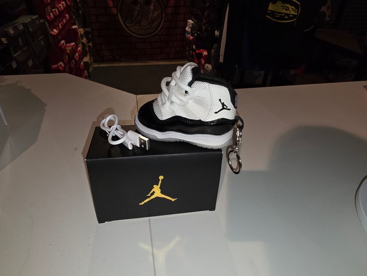 Jordan 11 White Black 8000mAh Powerbank 