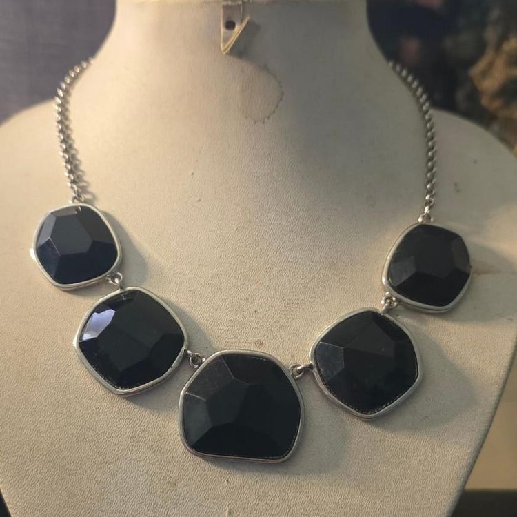 Black Stone Necklace With Silver Chain obraz 5