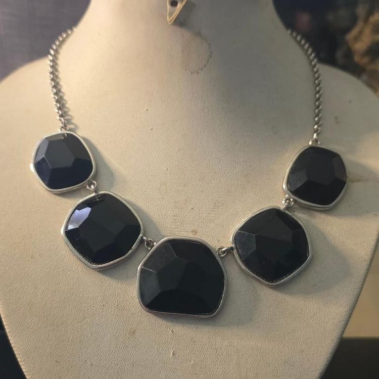 Black Stone Necklace With Silver Chain obraz 2