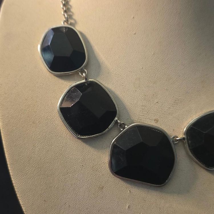 Black Stone Necklace With Silver Chain obraz 7
