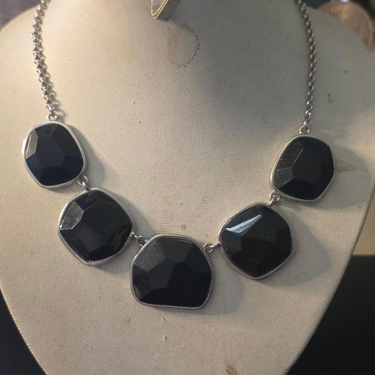 Black Stone Necklace With Silver Chain obraz 8