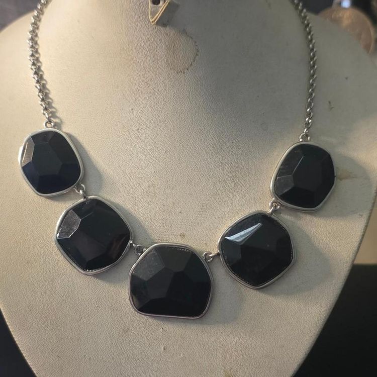 Black Stone Necklace With Silver Chain obraz 3