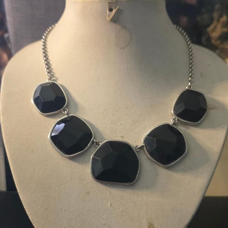 Black Stone Necklace With Silver Chain obraz 4