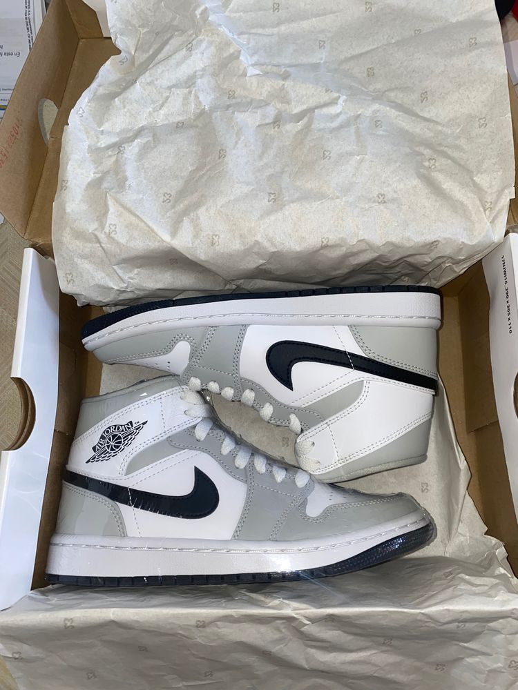  Jordan 1 Mid light smoke grey  imagen 3
