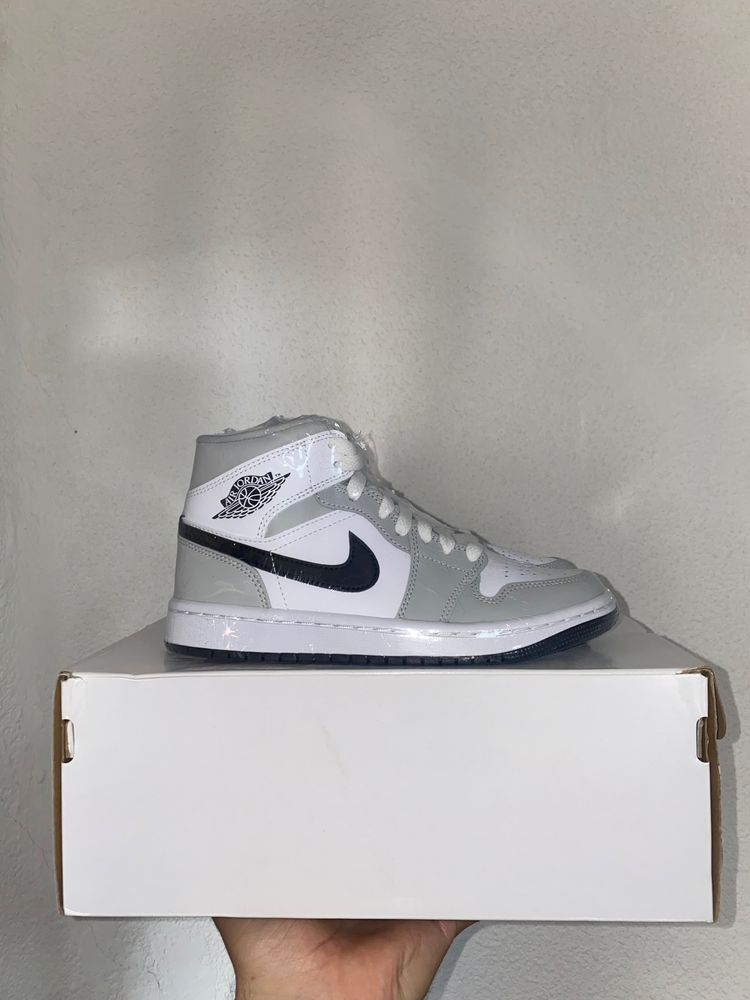  Jordan 1 Mid light smoke grey  image 1