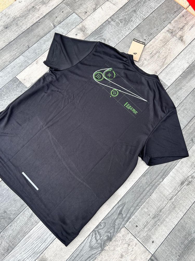 Nike Dri-Fit Graphic Miler T-shirt & Short Set - Size Small  5