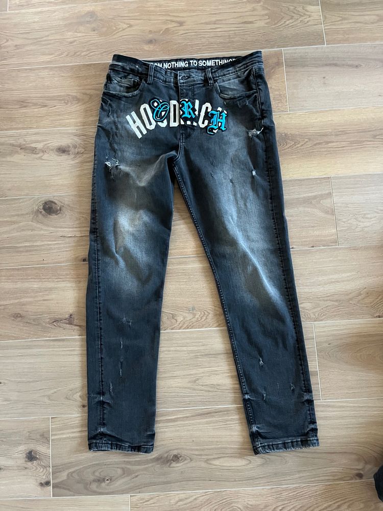 Black Distressed Jeans With Hoodrich Text obraz 1