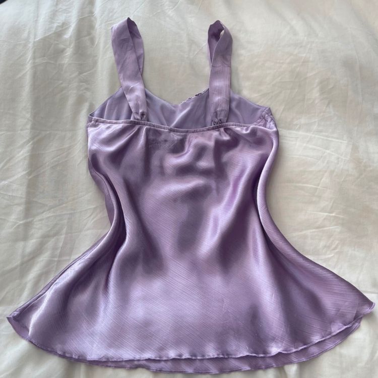 Purple Satin Sleeveless Top With Chain Detail imagen 3
