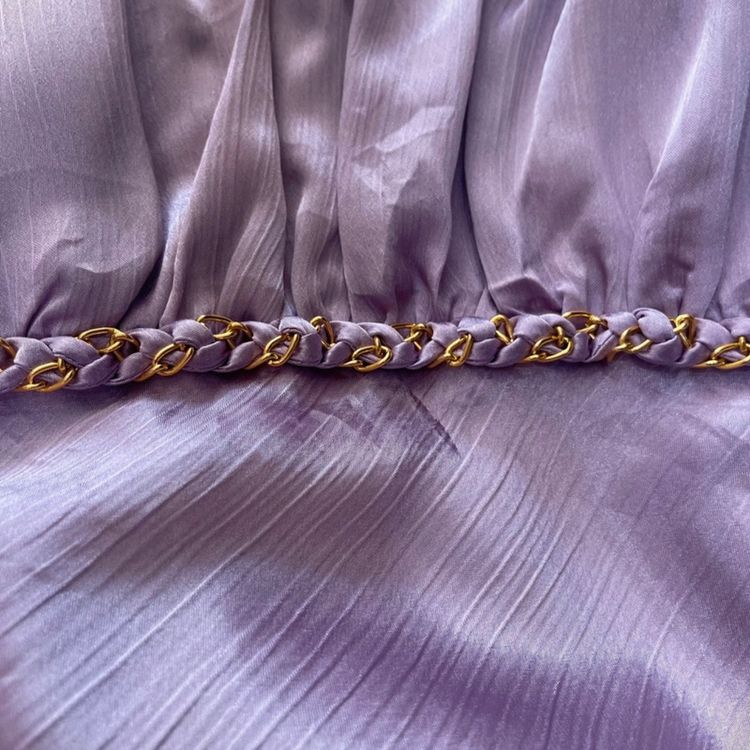 Purple Satin Sleeveless Top With Chain Detail imagen 4