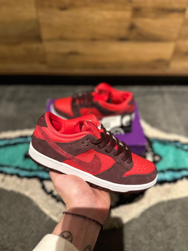 Nike dunk SB “Cherry” U.K. 4