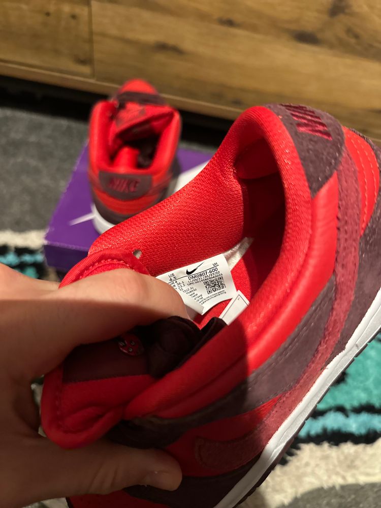 Nike dunk SB “Cherry” U.K. 4 imagen 6