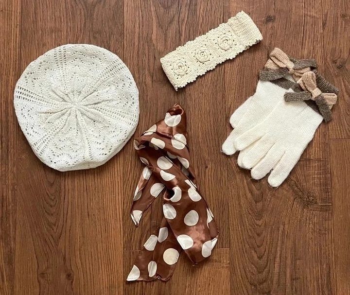 Immagine di Knitted Gloves With Bows, Polka Dot Scarf, Crocheted Beret, Crocheted Headband 1